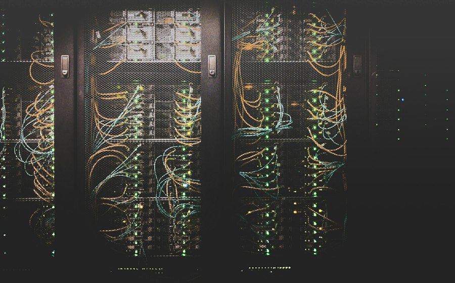 Datacenter com racks e cabeamento de rede