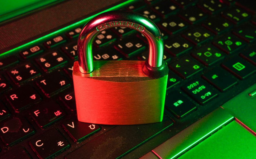 Cadeado sobre teclado representando segurança da informação