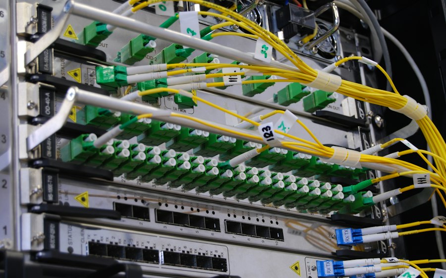 Cabos de fibra óptica conectados a um switch de rede
