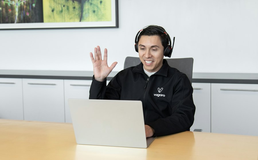 Técnico de suporte usando headset em atendimento